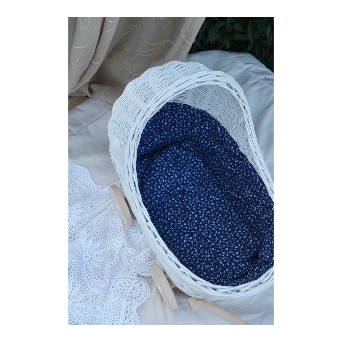 Cărucior de joacă pentru copii din ratan de culoare albă