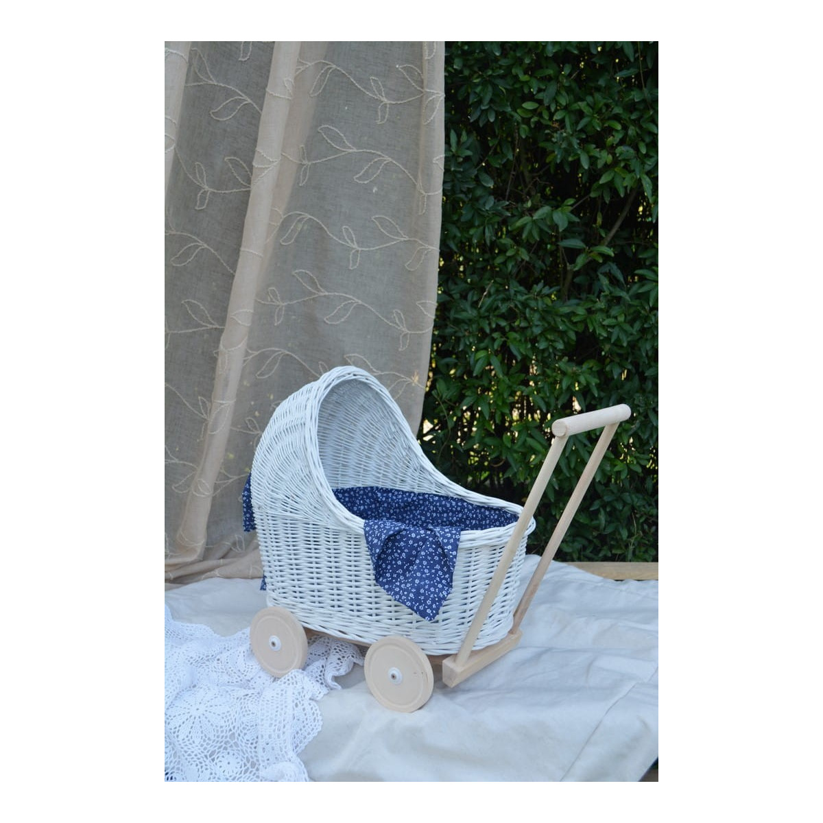 Cărucior de joacă pentru copii din ratan de culoare albă