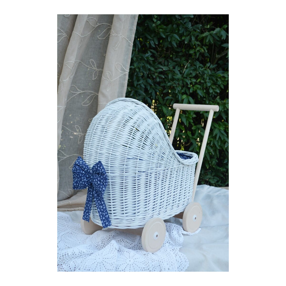Cărucior de joacă pentru copii din ratan de culoare albă