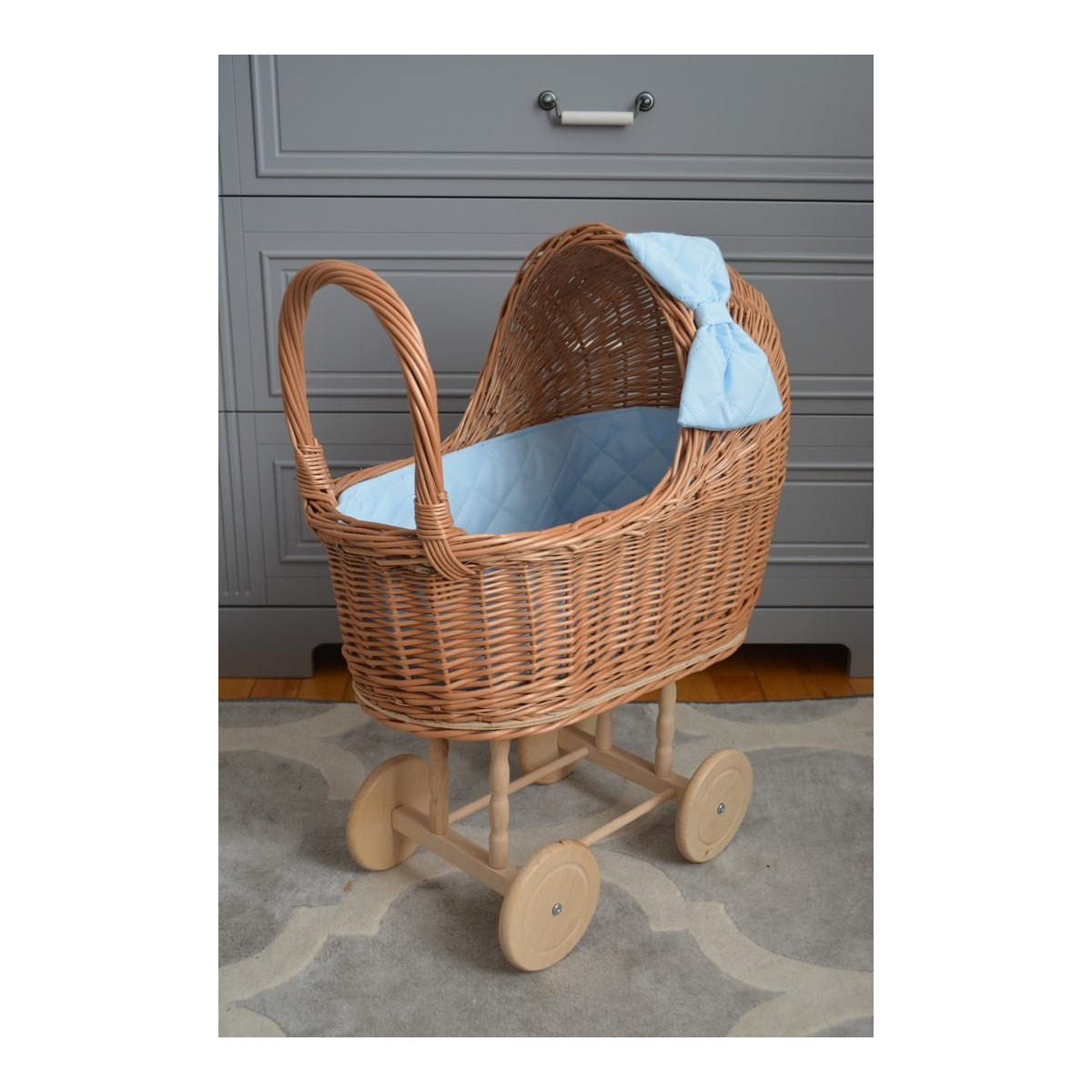 Jucărie pentru copii, cărucior pentru păpuși, făcută manual.