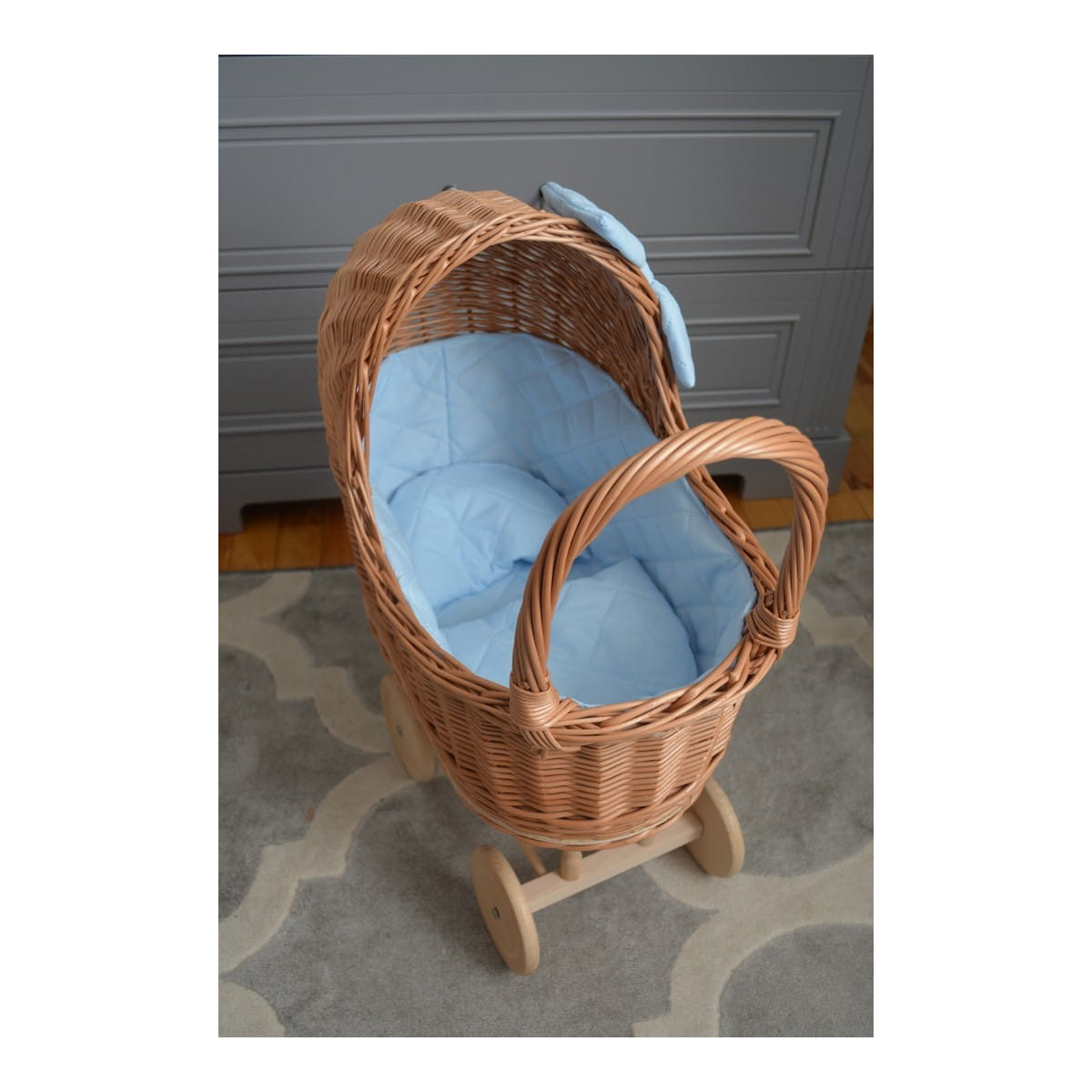 Jucărie pentru copii, cărucior pentru păpuși, făcută manual.