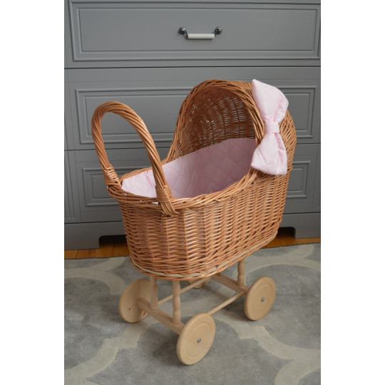 Cărucior pentru păpuși țesut manual, cu umplutură roz și fundiță.