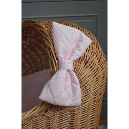 Cărucior pentru păpuși țesut manual, cu umplutură roz și fundiță.