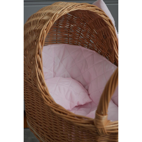 Cărucior pentru păpuși țesut manual, cu umplutură roz și fundiță.