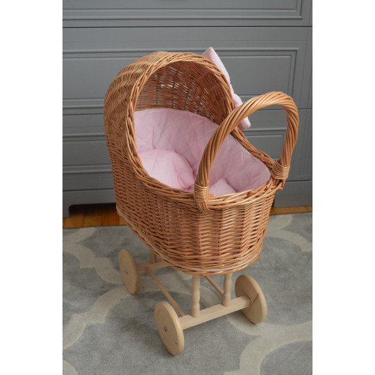 Cărucior pentru păpuși țesut manual, cu umplutură roz și fundiță.