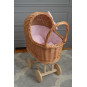 Cărucior pentru păpuși țesut manual, cu umplutură roz și fundiță.