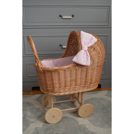 Cărucior pentru păpuși țesut manual, cu umplutură roz și fundiță.