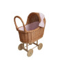Cărucior pentru păpuși țesut manual, cu umplutură roz și fundiță.