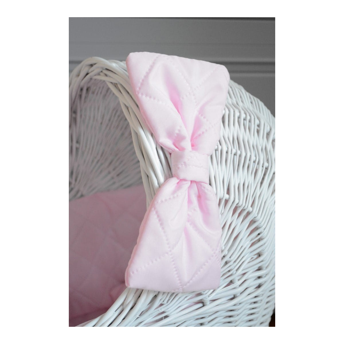 Cărucior alb pentru păpuși, realizat manual, cu fundiță