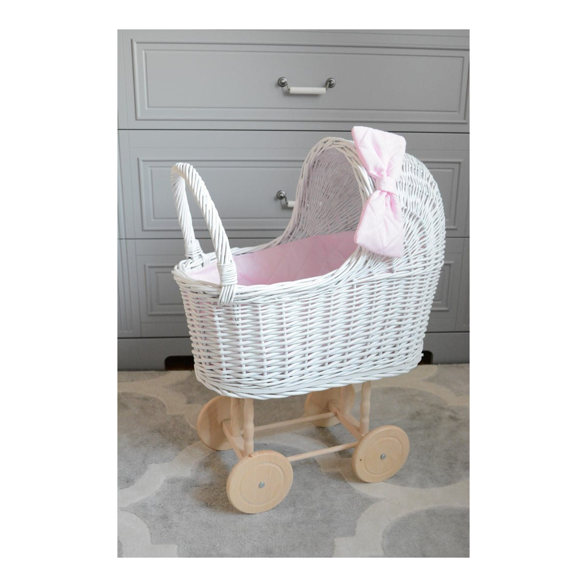 Cărucior alb pentru păpuși, realizat manual, cu fundiță
