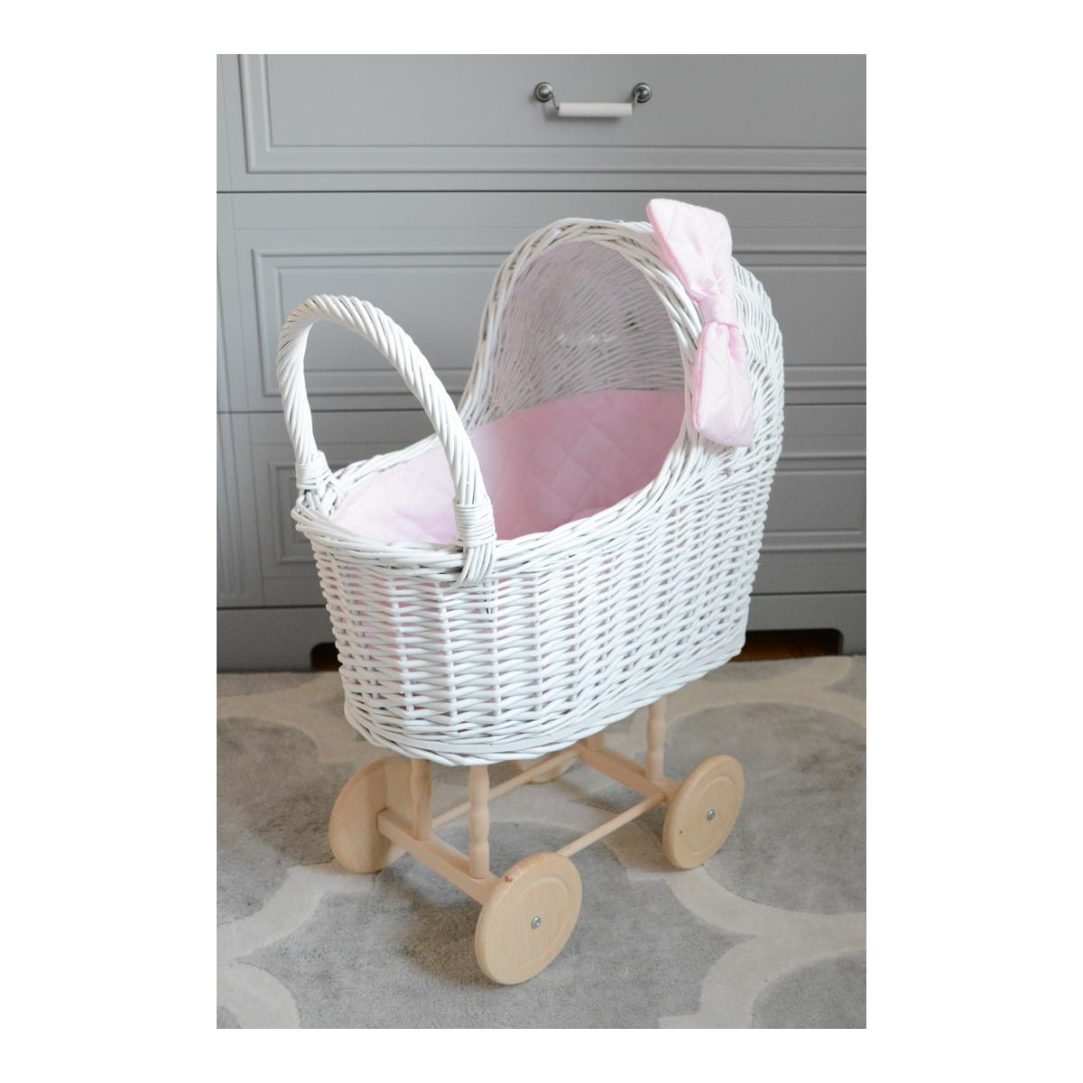 Cărucior alb pentru păpuși, realizat manual, cu fundiță