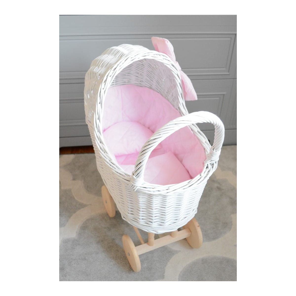 Cărucior alb pentru păpuși, realizat manual, cu fundiță