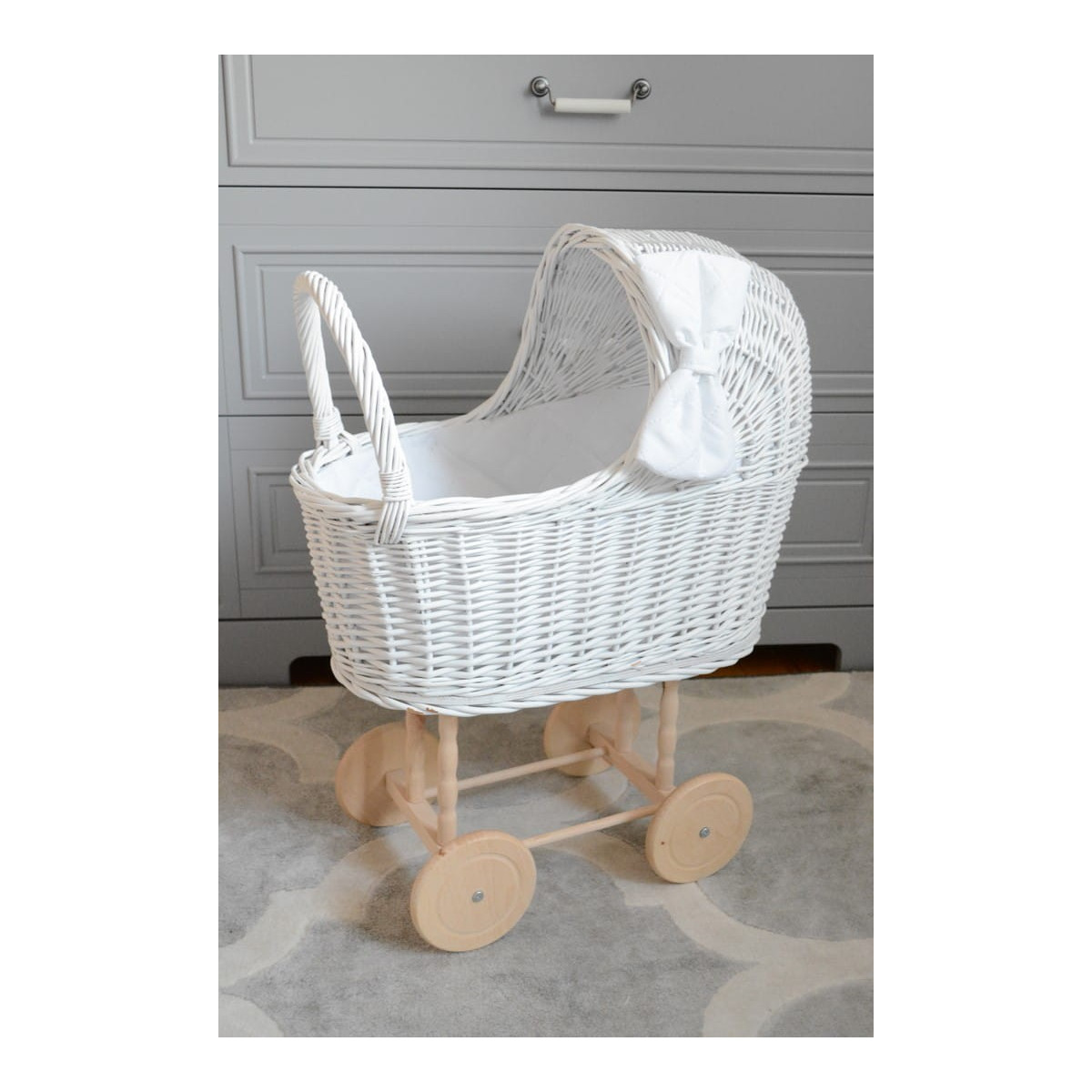 Jucărie modernă pentru copii, cărucior pentru păpuși, tricotat manual.