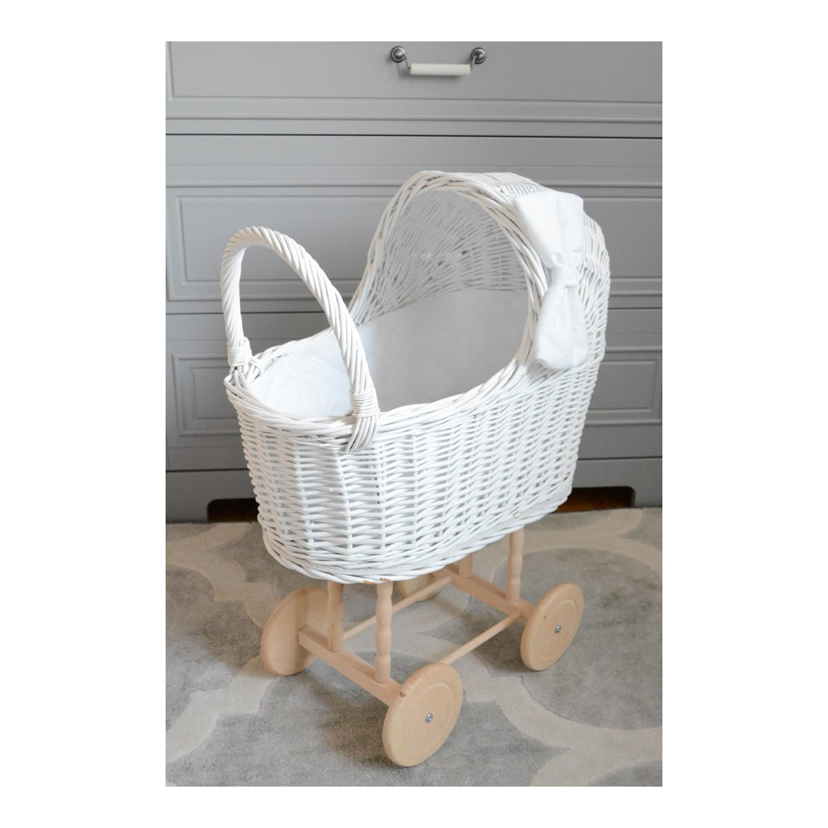 Jucărie modernă pentru copii, cărucior pentru păpuși, tricotat manual.