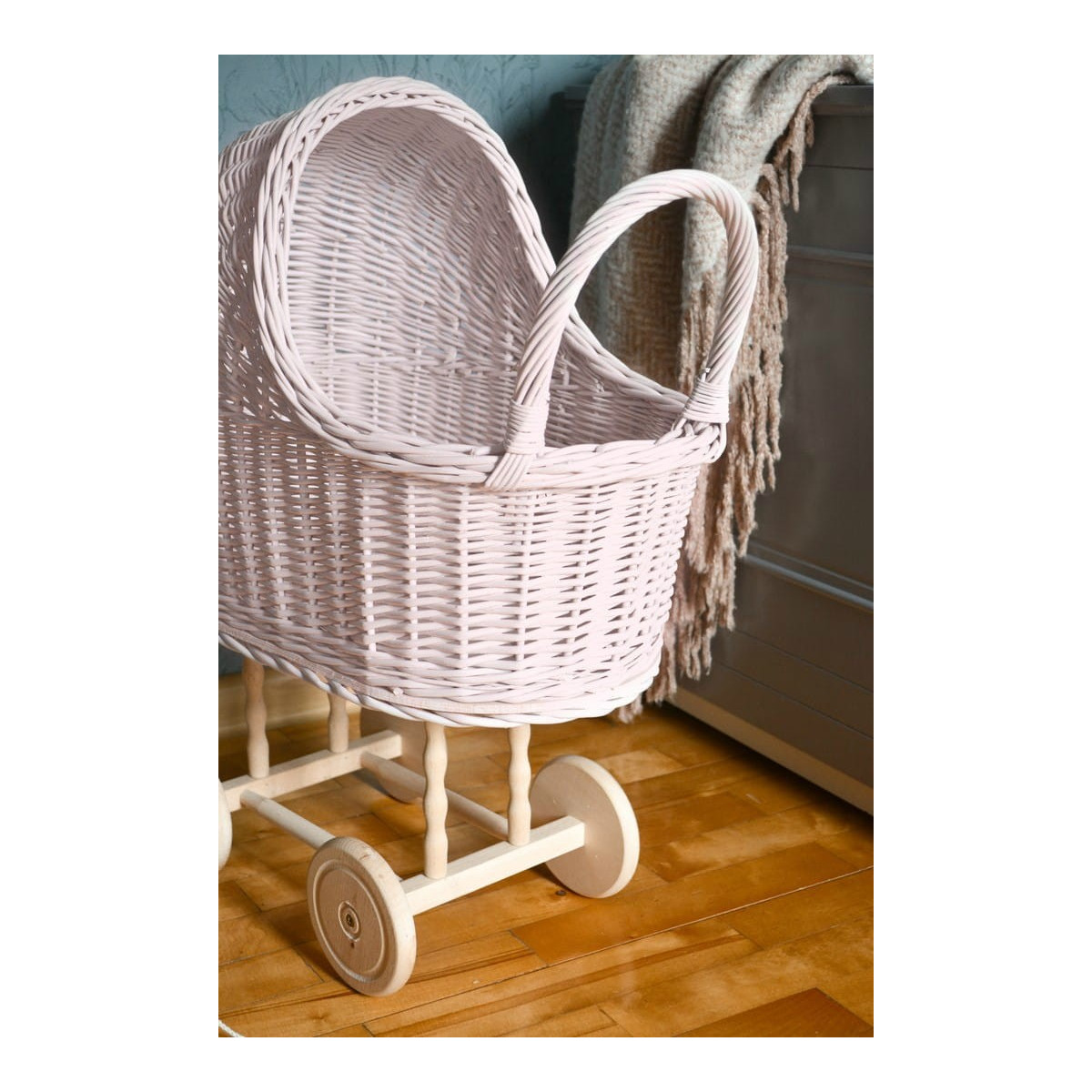 Carucioare pentru păpuși de culoare roz din ratan