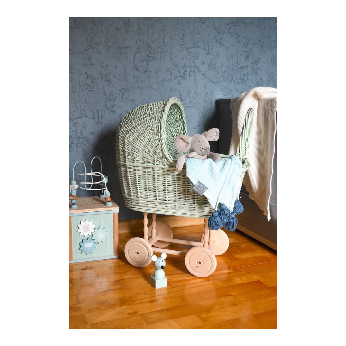 Cărucior verde din rachită pentru păpuși la un super preț