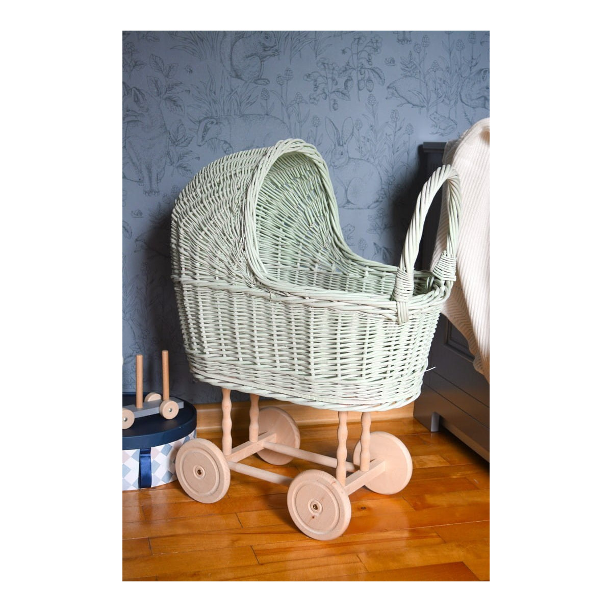 Cărucior verde din rachită pentru păpuși la un super preț