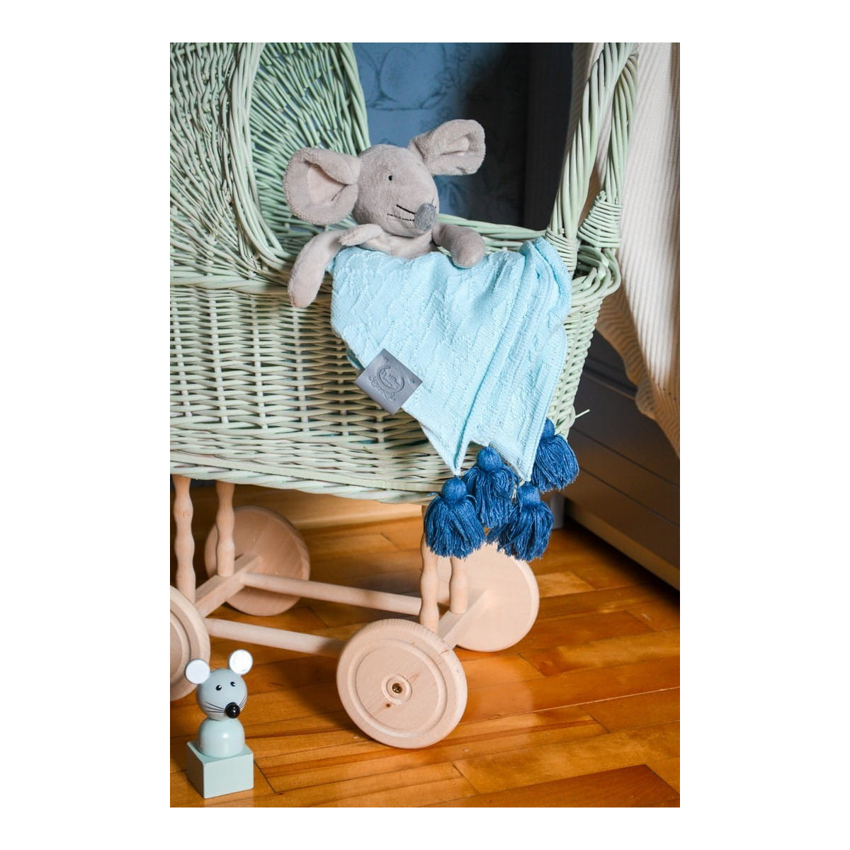 Cărucior verde din rachită pentru păpuși la un super preț