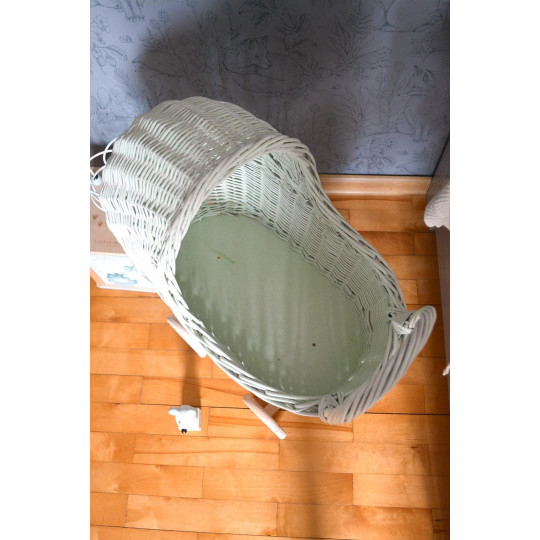 Cărucior verde din rachită pentru păpuși la un super preț