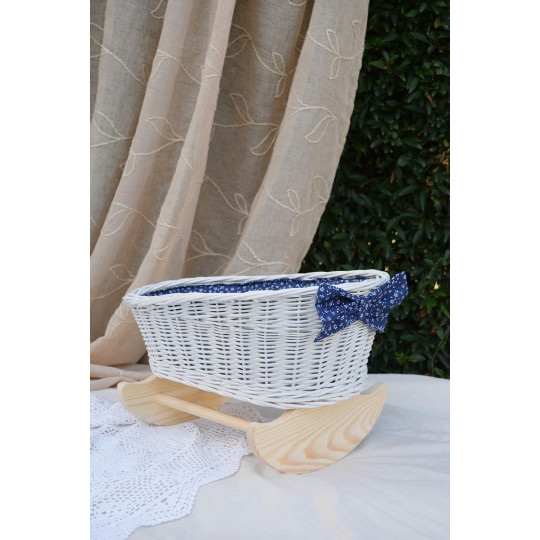 Pătuț din nuiele pentru păpuși, cu așternut albastru