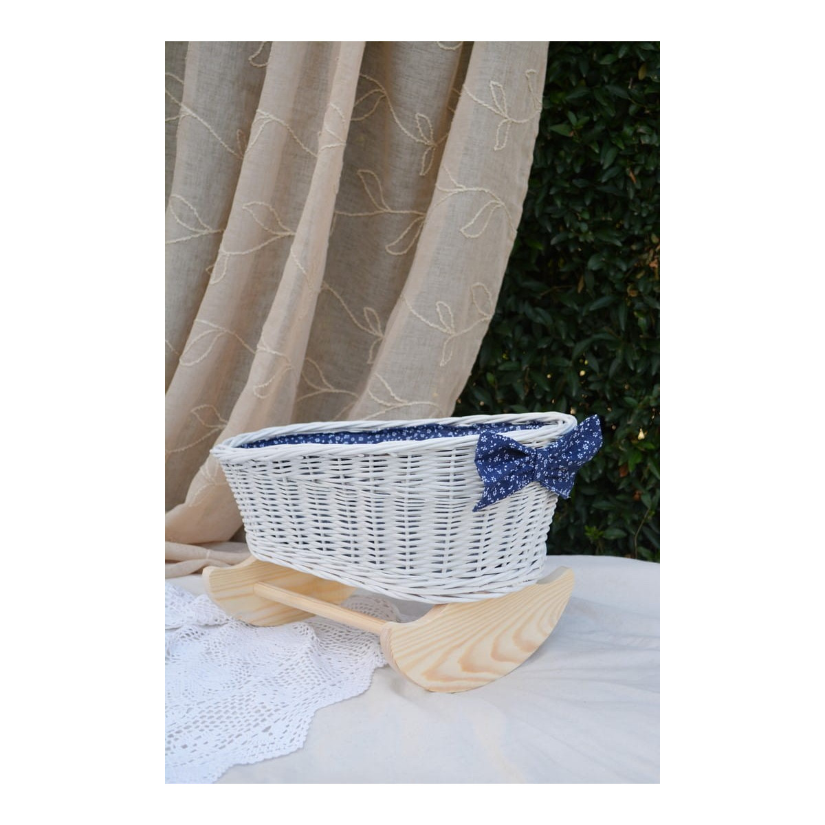 Pătuț din nuiele pentru păpuși, cu așternut albastru