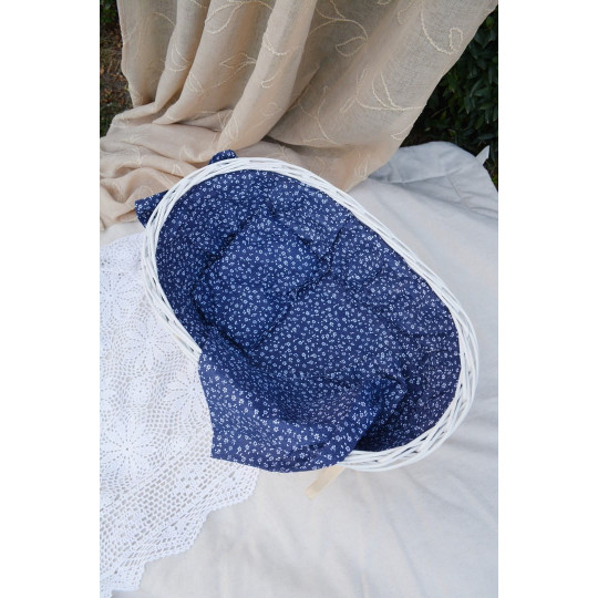 Pătuț din nuiele pentru păpuși, cu așternut albastru