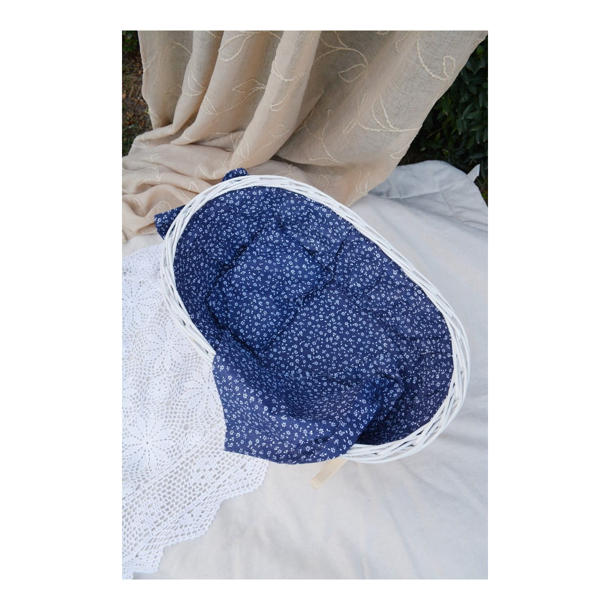 Pătuț din nuiele pentru păpuși, cu așternut albastru