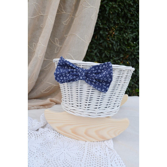 Pătuț din nuiele pentru păpuși, cu așternut albastru