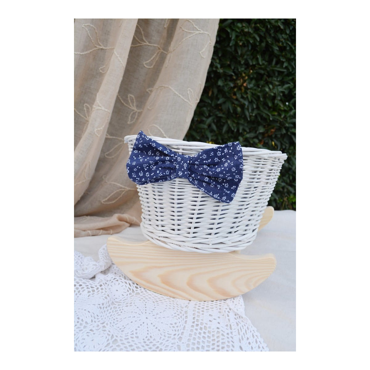 Pătuț din nuiele pentru păpuși, cu așternut albastru