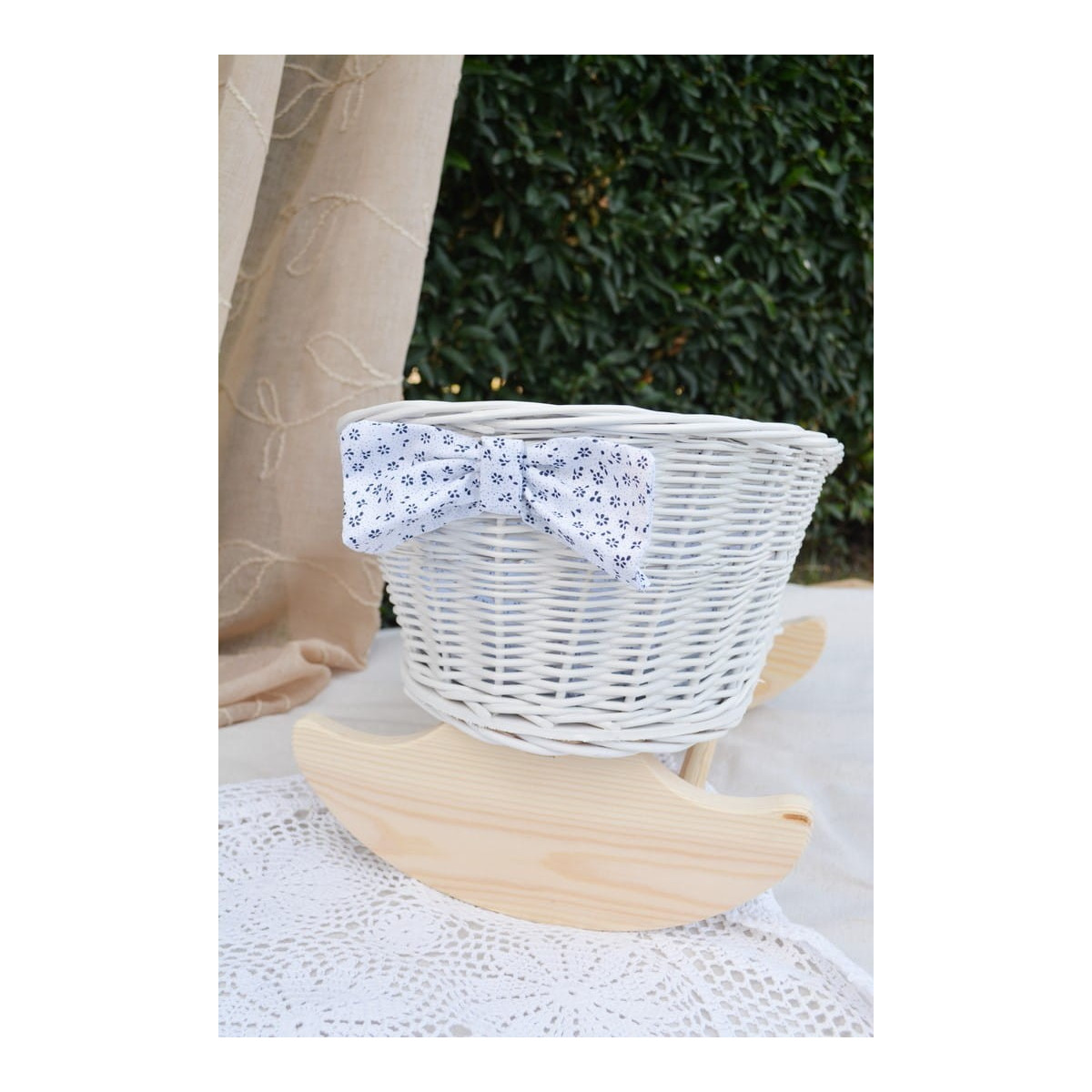 Cât de îngrijitor suport pentru păpuși de culoare albă, țesut manual.