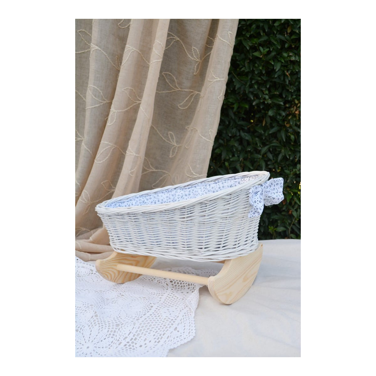 Cât de îngrijitor suport pentru păpuși de culoare albă, țesut manual.