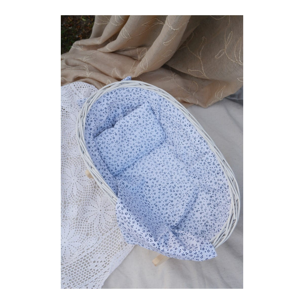 Cât de îngrijitor suport pentru păpuși de culoare albă, țesut manual.