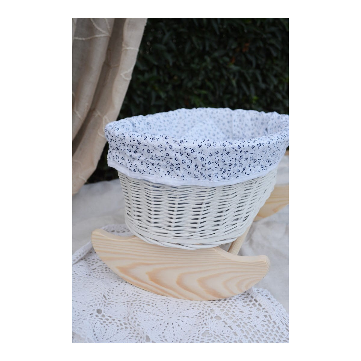 Culcuță originală pentru păpuși cu pătură albă