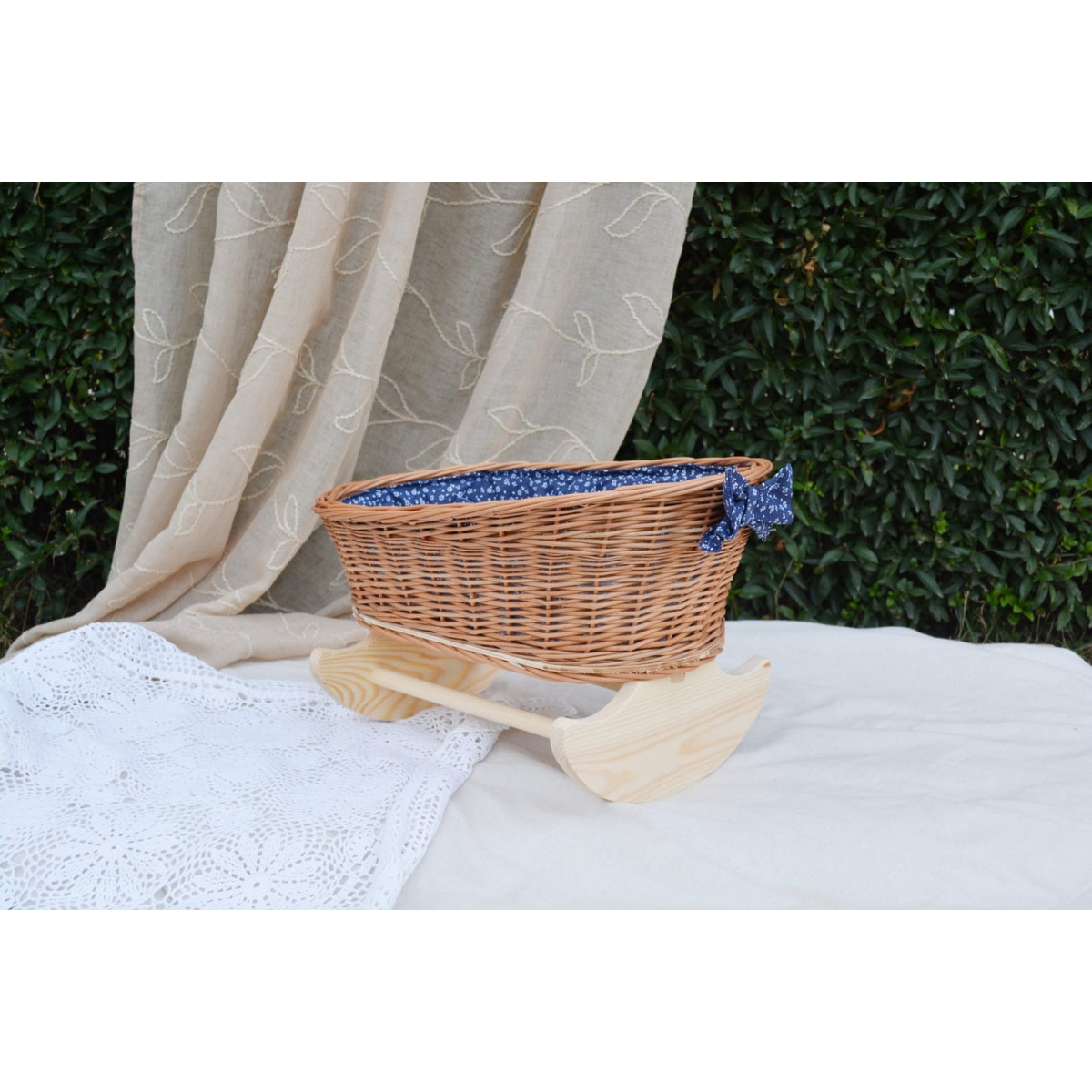 Culoare de calitate, pătuț pentru păpuși realizat manual.