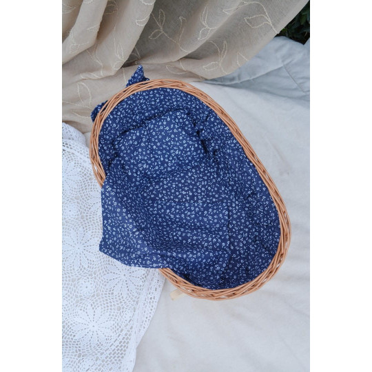 Culoare de calitate, pătuț pentru păpuși realizat manual.