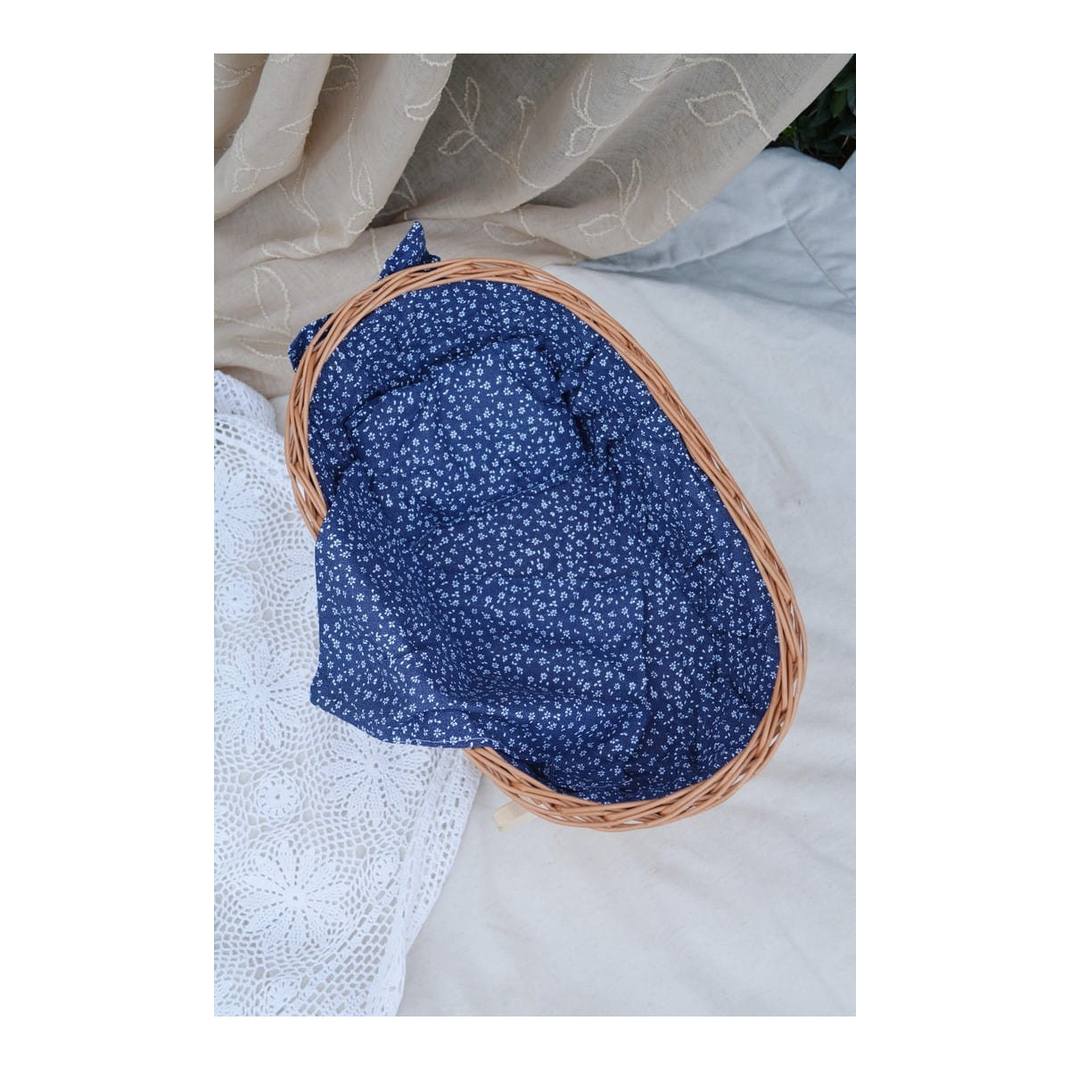 Culoare de calitate, pătuț pentru păpuși realizat manual.