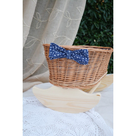 Culoare de calitate, pătuț pentru păpuși realizat manual.