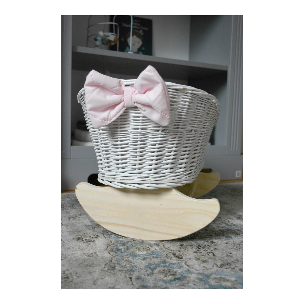 Cătelă stabilă pentru păpuși de culoare albă