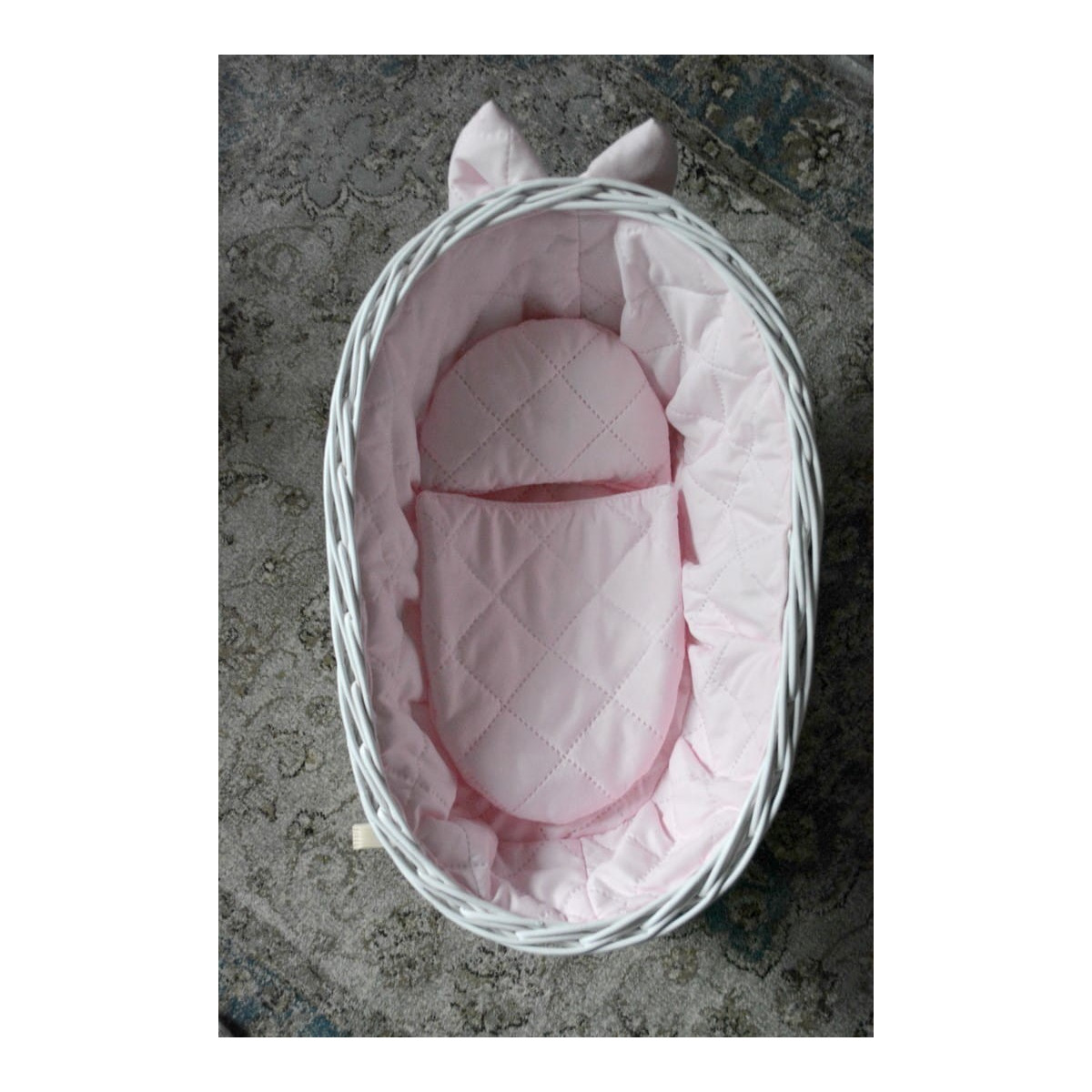 Cătelă stabilă pentru păpuși de culoare albă