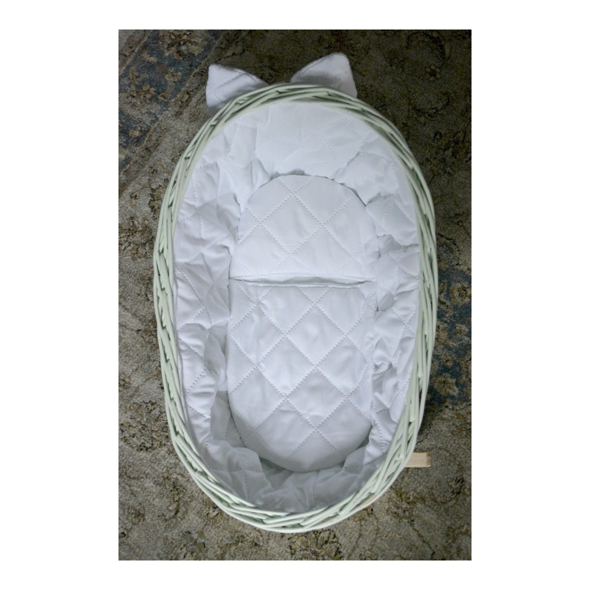 Cărțițe pentru păpuși de culoare verde cu pernă albă.