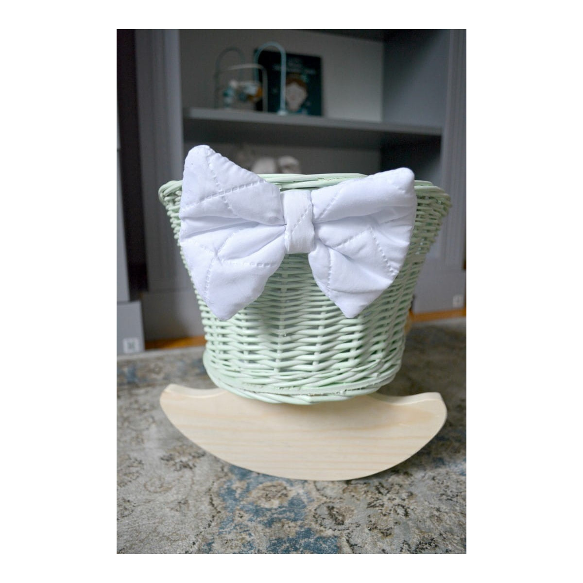 Cărțițe pentru păpuși de culoare verde cu pernă albă.