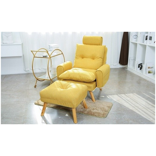 Fotoliu mare în living de culoare galbenă