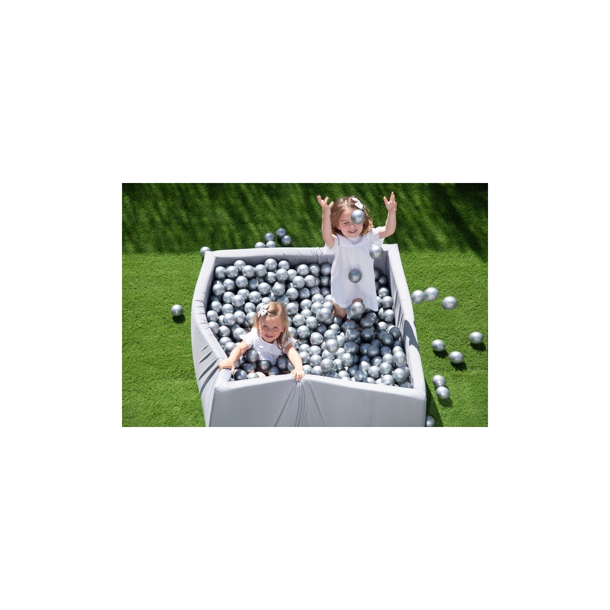 Piscină uscată pentru copii, cu formă de cub 130x130 cm + 600 de bile