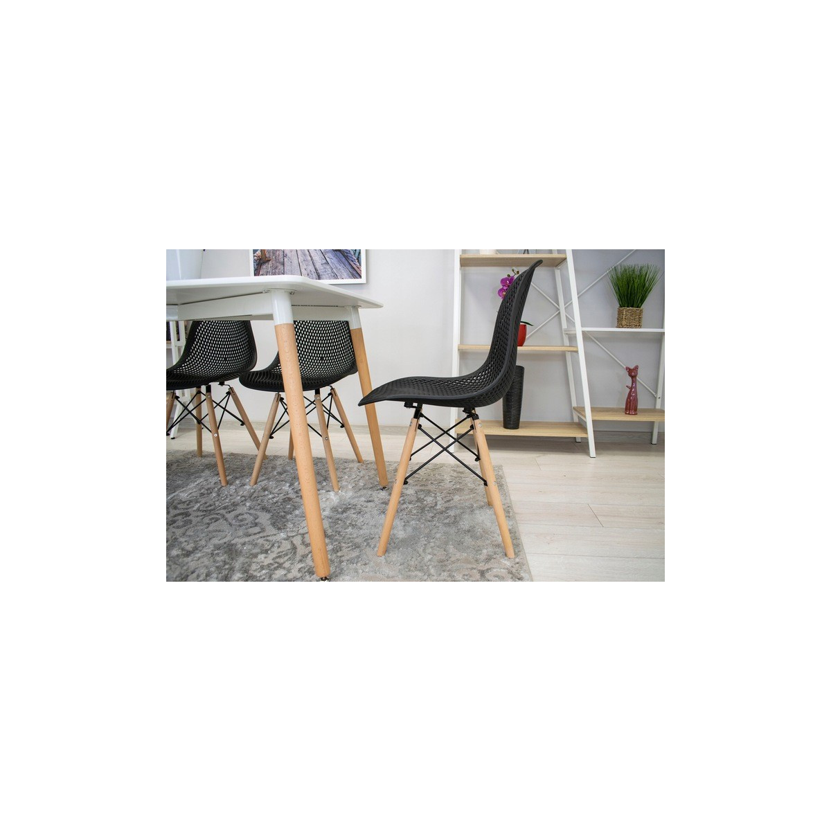 Scaun scandinav cu design original pentru dining și living, de culoare neagră