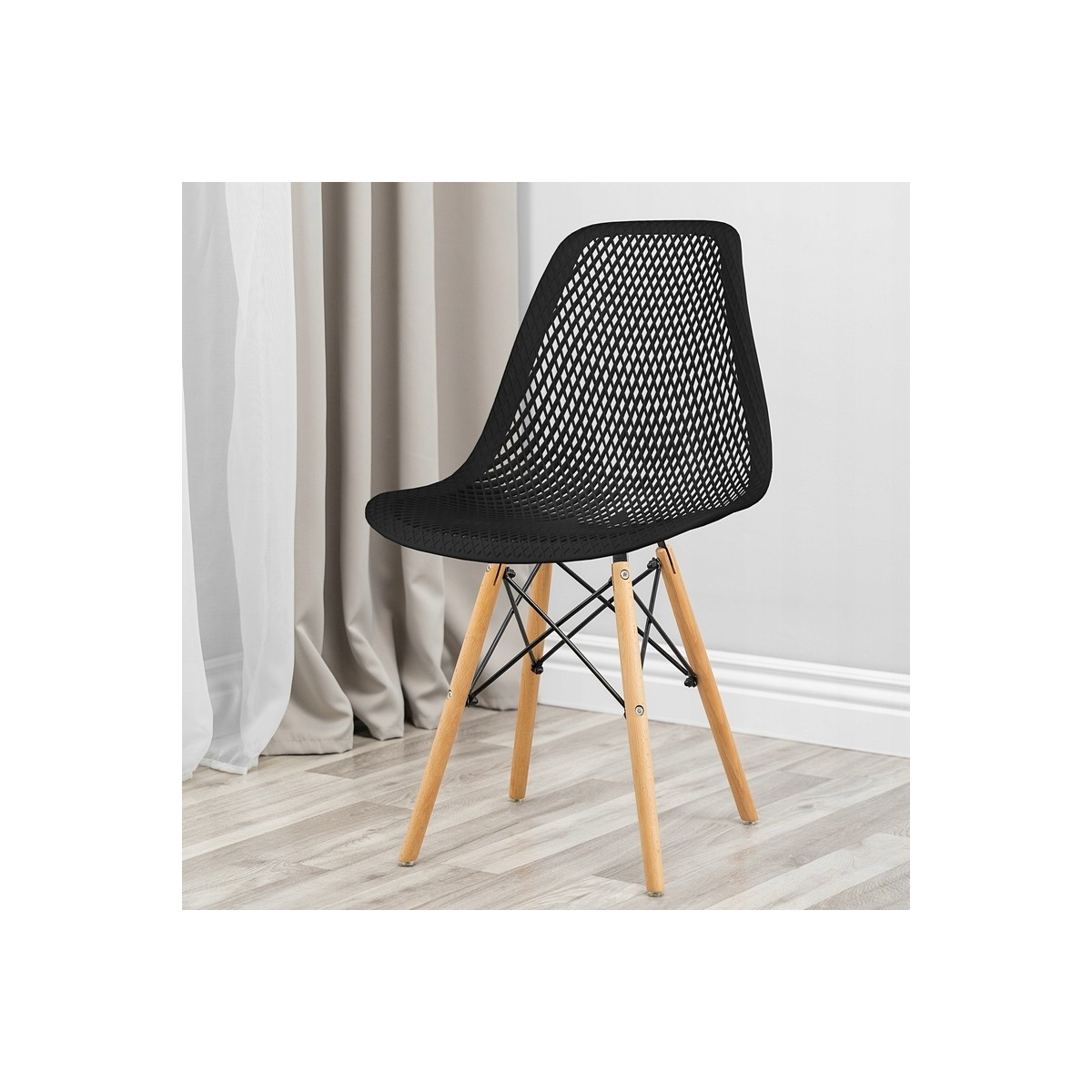 Scaun scandinav cu design original pentru dining și living, de culoare neagră