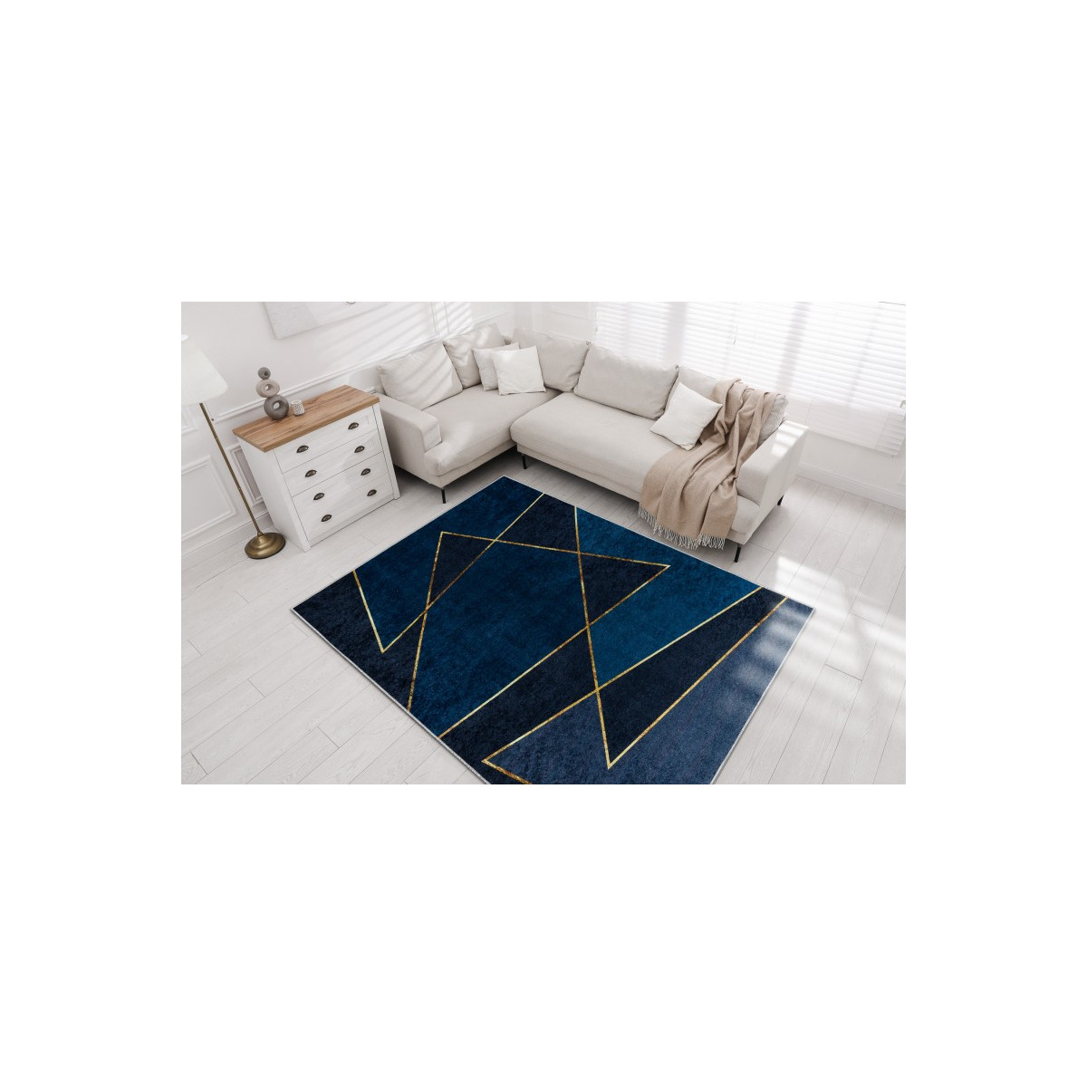 Covor ieftin de calitate, de culoare albastră, cu modele