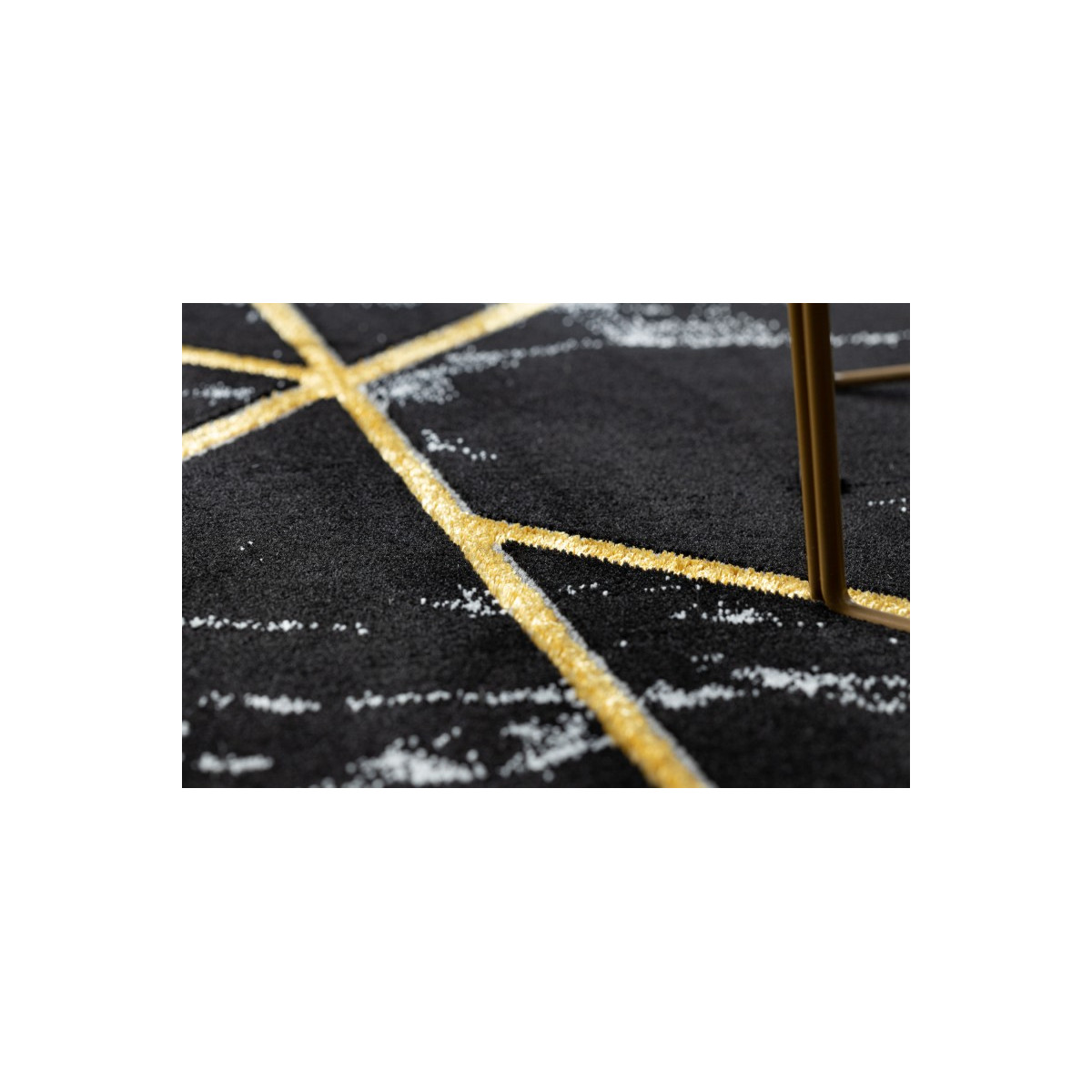 Covor exclusiv cu modele în culoarea neagră