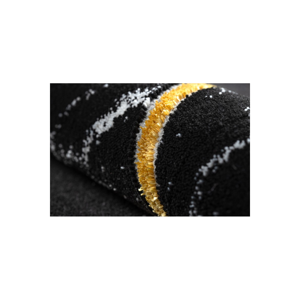 Covor exclusiv cu modele în culoarea neagră