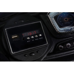 Mașină electrică de copil de calitate, cu comandă, de culoare neagră.