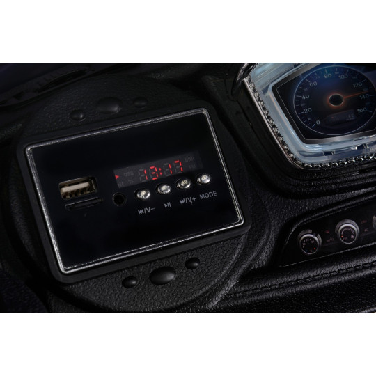 Mașină electrică de copil de calitate, cu comandă, de culoare neagră.